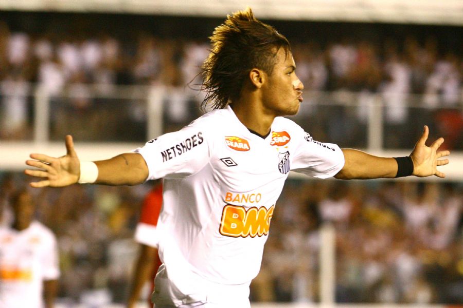 Neymar comemora um dos seus três gols na partida desta quarta-feira / Guilherme Dionízio/Futura Press