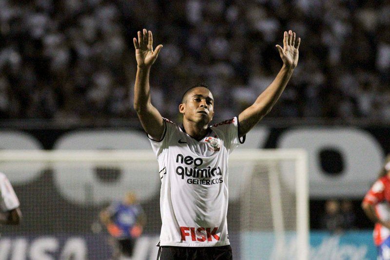 Jorge Henrique comemora segundo gol do Corinthians na vitória sobre o Nacional no Pacaembu / Ale Cabral/Futura Press