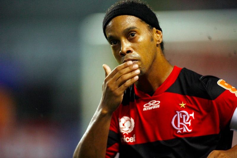 Ronaldinho marca gol, mas depois foi expulso do clássico contra o Fluminense / André Portugal/VIPCOMM