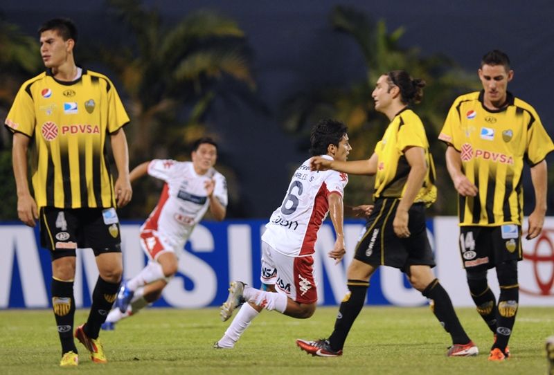 Torales (C) comemora gol da vitória do Nacional nesta terça-feira / Norberto Duarte/AFP