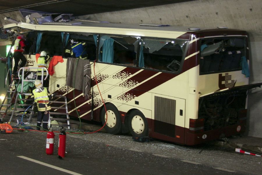 Acidente com ônibus da Bélgica aconteceu em um túnel na Suíça / Police Cantonale Valais/ AFP
