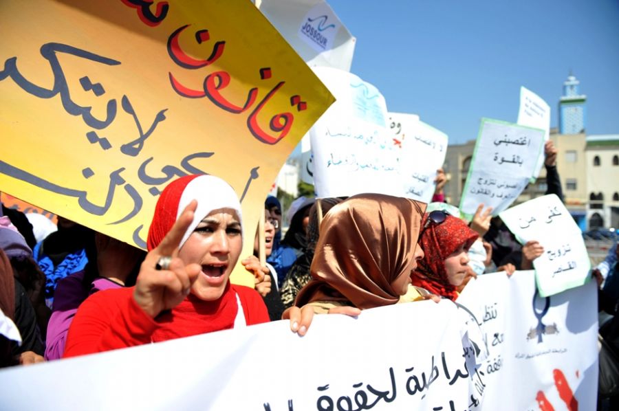 Ativistas protestam, em frente à corte de Larache, contra a lei que forçou jovem a casar com estuprador / AFP PHOTO / ABDELHAK SENNA