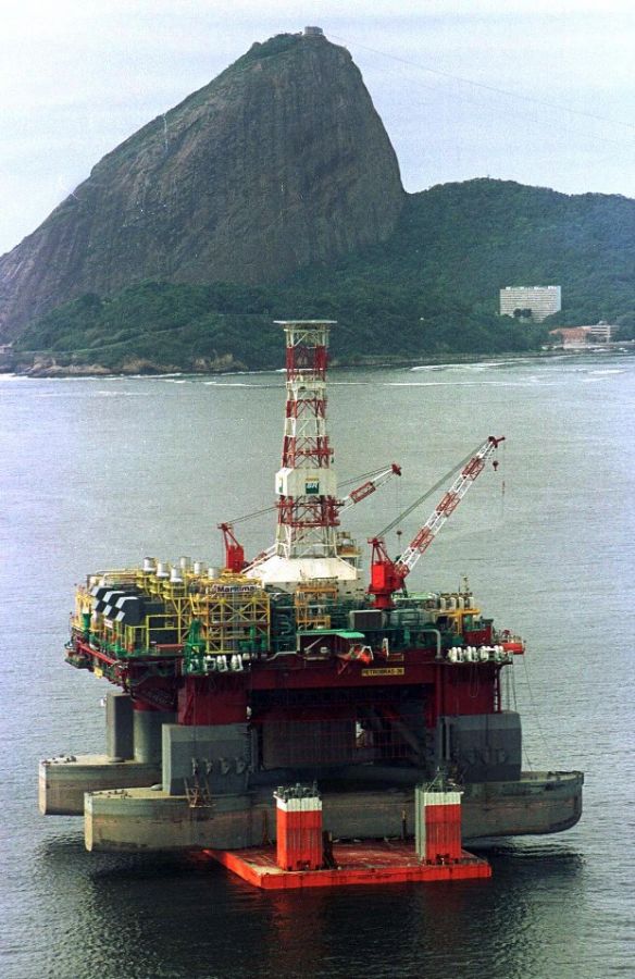 A p-36, da Petrobras, era a maior plataforma do mundo antes de seu afundamento em 2001 / FÁBIO MOTTA / AE