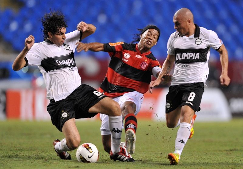 Ronaldinho sofre com marcação do Olimpia no empate do Flamengo / Christiphe Simon/AFP