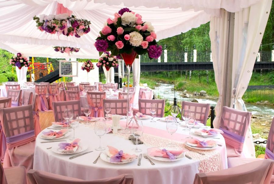 O uso de rosa na recepção do casamento, quando combinada com branco ou prata, dá mais leveza e clareza ao ambiente