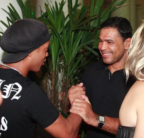 Ronaldinho cumprimenta o Rodrigo Minotauro, lutador de MMA / Ag. News
