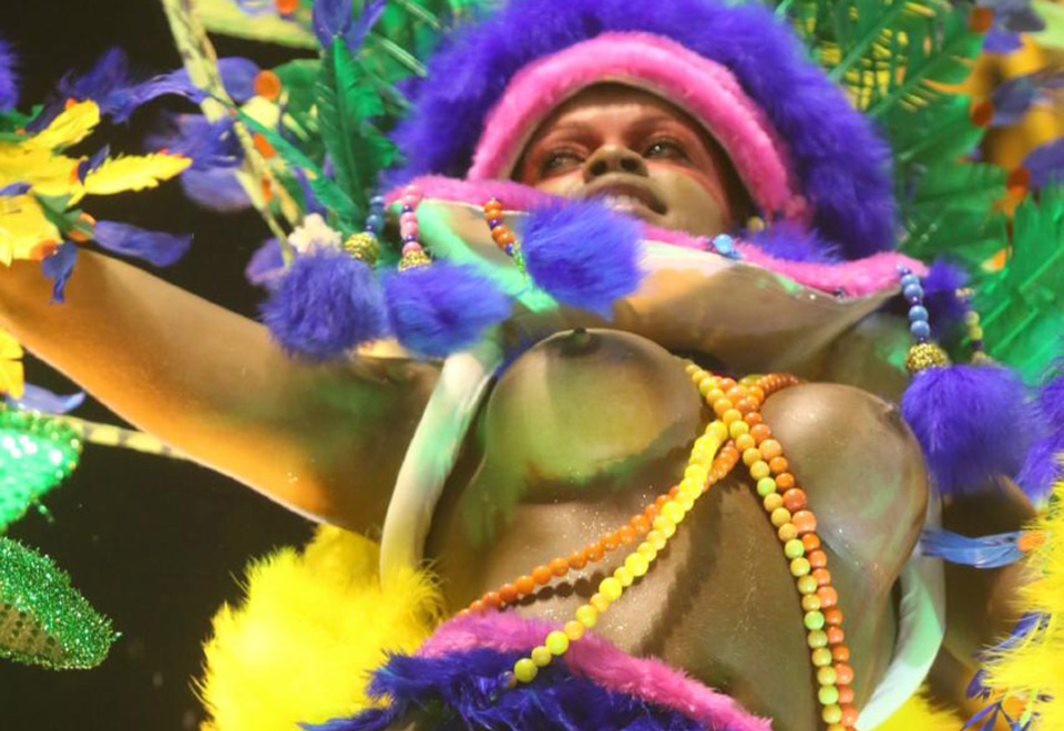 A Paraíso do Tuiuti abriu o primeiro dia de desfiles e trouxe mulheres com os seios à mostra