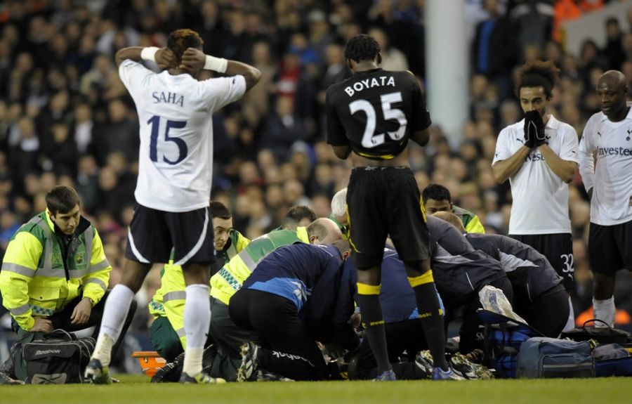 Muamba caiu durante o jogo contra o Tottenham no último sábado / Olly Greenwood/AFP