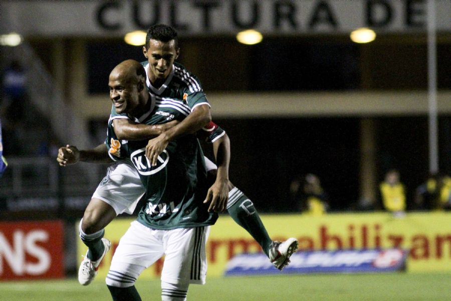 Marcos Assunção comemora gol no Estádio do Pacaembu / Ale Cabral/Futura Press