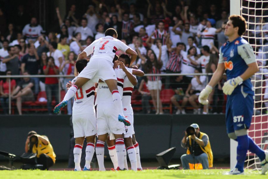 Jogadores do São Paulo comemoram gol no clássico do Morumbi / Ale Cabral/Futura Press