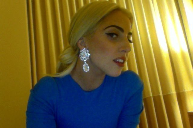 Lady Gaga e o look elegante / Divulgação/Twitter oficial