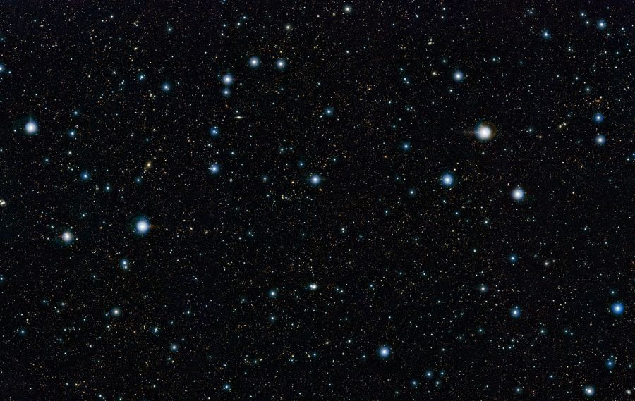 Imagem mostra a região conhecida como campo Cosmos, localizado na constelação do Sextante. Pontos mais luminosos são galáxias inteiras / ESO / Divulgação