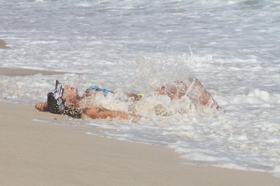 Lucilene Caetano aproveitou para manter o bronzeado e se refrescar no mar / Dilson Silva/Ag News