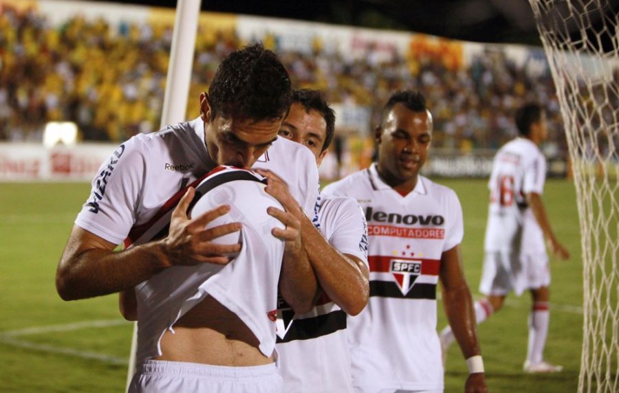 Rhodolfo comemora gol da vitória com a bola que colocou por baixo da camisa / Pierre Duarte/AE