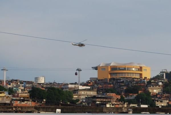 Helicópteros da Polícia Militar sobrevoam as comunidades Nova Brasília, Fazendinha e redondezas / Reprodução/ Secretaria de Estado de Segurança do RJ