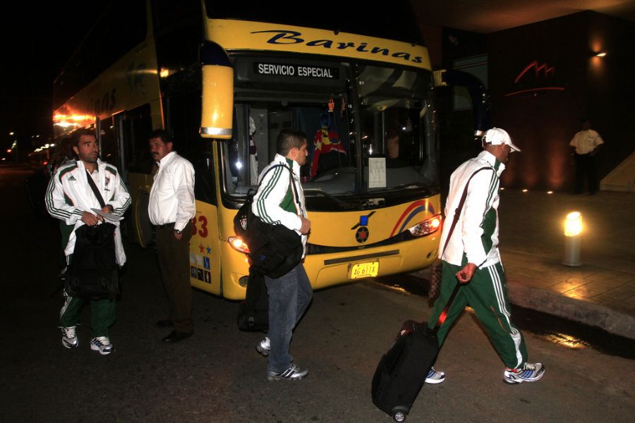 Jogadores do Fluminense descem do ônibus na Venezuela / Nelson Perez/Fluminense. F.C.