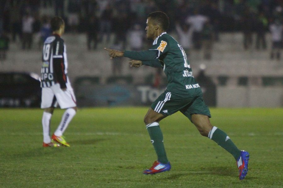 João Vitor comemora gol durante a partida realizada na noite desta quarta-feira, no Estádio Jayme Cintra / Marcos Bezerra/Futura Press