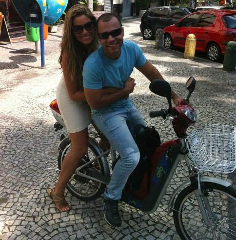 Monique Amin é flagrada na garupa de ator da Globo 