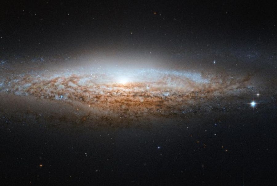 Galáxia tem formato de um disco voador / Divulgação/Nasa