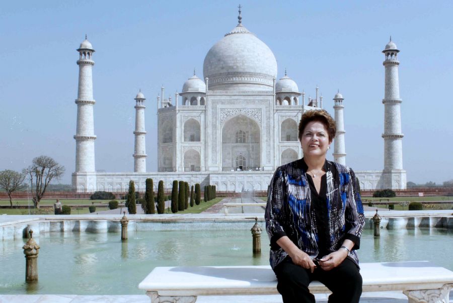 Dilma Rousseff visitou o suntuoso palácio Taj Mahal neste sábado  / Strdel/ AFP