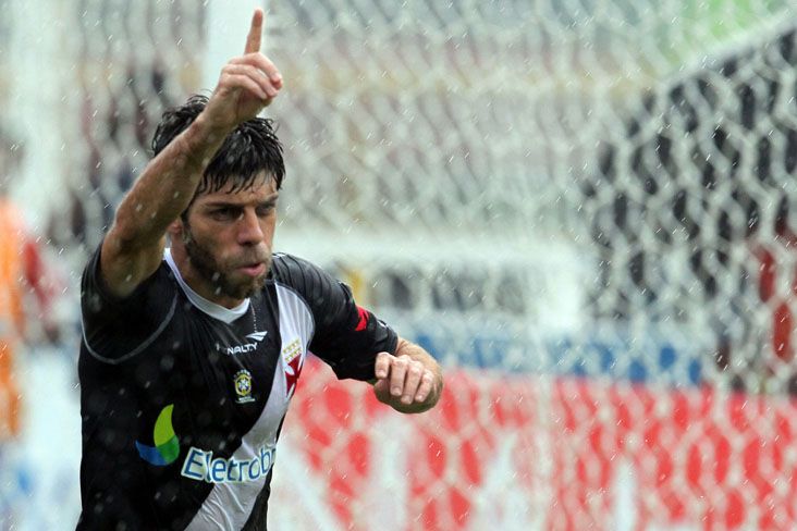 Juninho marcou dois gols na vitória do Vasco, um deles, um golaço / Marcelo Sadio/AE