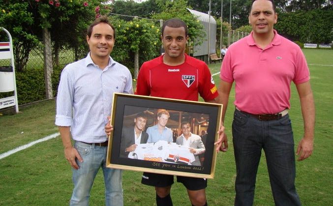 Lucas mostra o quadro que recebeu do príncipe / Divulgação/SPFC
