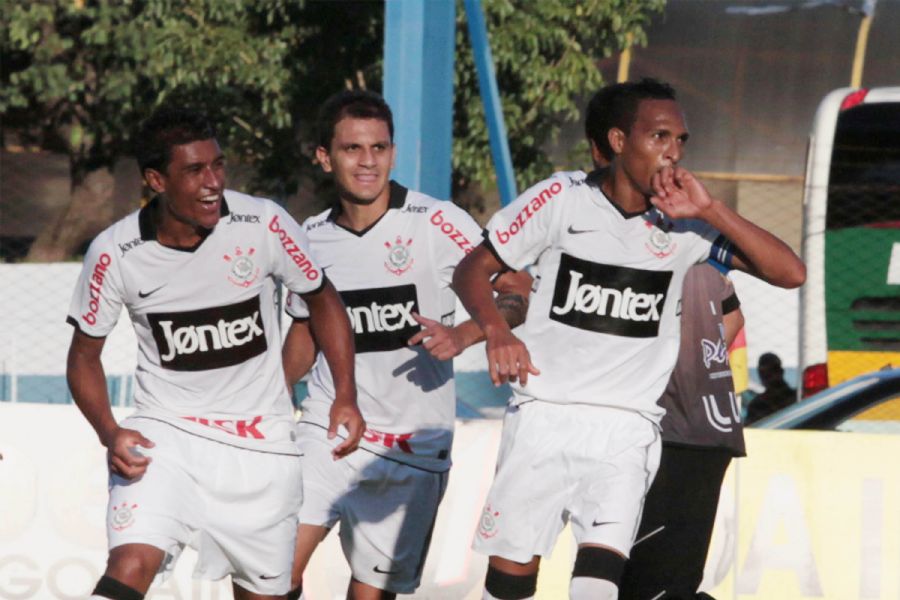 Liedson comemora o primeiro gol na vitória do Corinthians / Fernando Calzzani/Futura Press