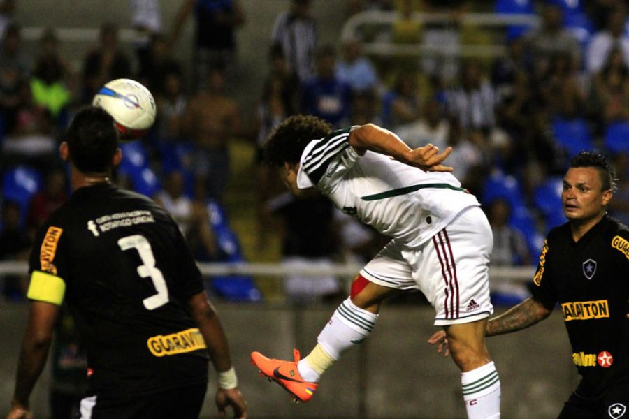 Fred arrisca de cabeça para o gol do Botafogo / Nelson Perez/Fluminense F.C.
