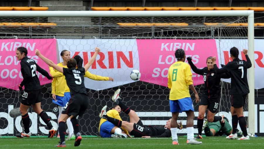 Americanas comemoram um dos gols que marcaram contra o Brasil / Toshifumi Kitamura/AFP