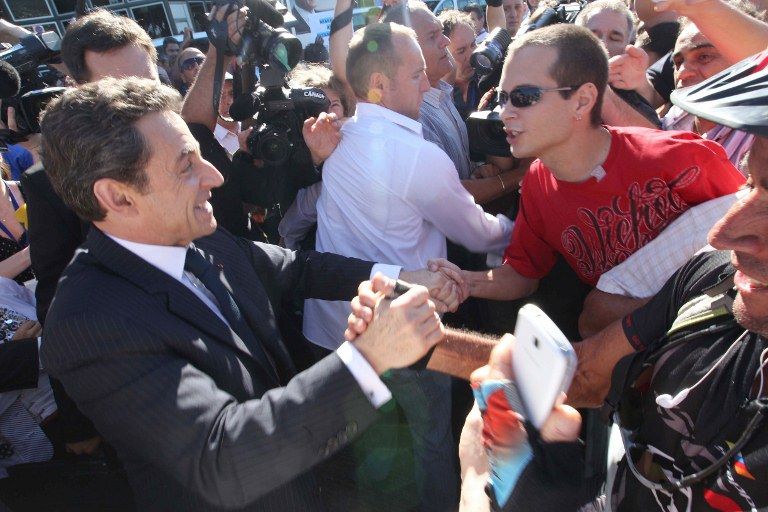 Homem apertou a mão de Sarkozy enquanto o xingava na França / AFP / Richard Bouhet