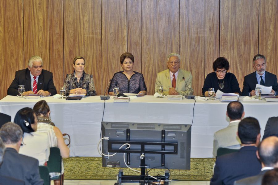 Dilma Rousseff, ao lado do secretário executivo do Fórum Brasileiro de Mudanças Climáticas, Luiz Pinguelli Rosa / José Cruz/ABr