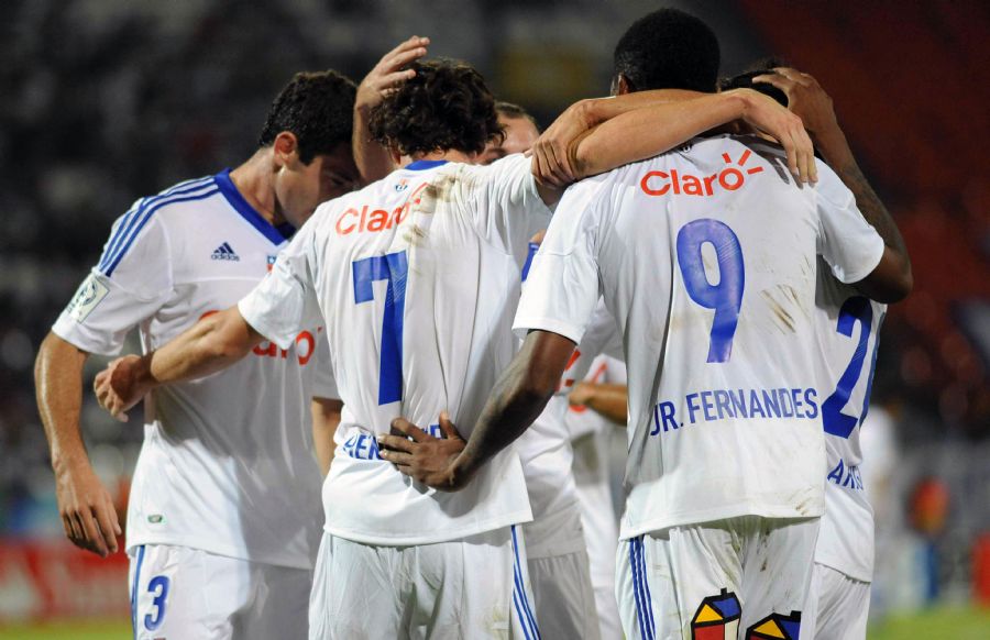 Jogadores chilenos comemoram gol nesta quinta-feira / Andres Larrovere / AFP