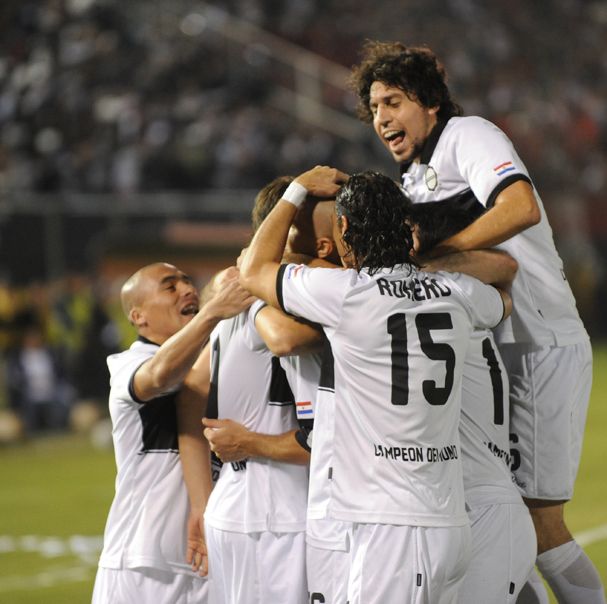 Jogadores do Emelec comemoram gol na vitória sobre o Flamengo / Norberto Duarte/AFP