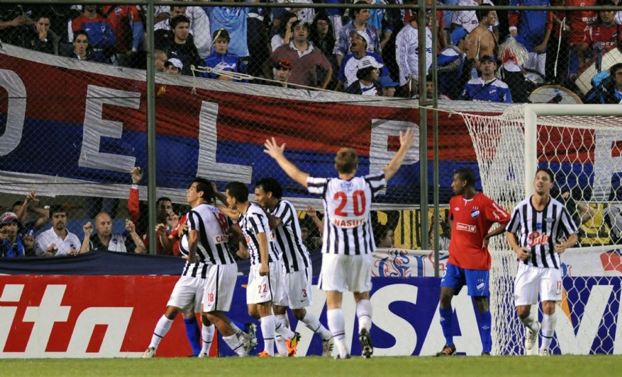 Paraguaios comemoram o gol de Cáceres nesta quinta-feira / Norberto Duarte/AFP