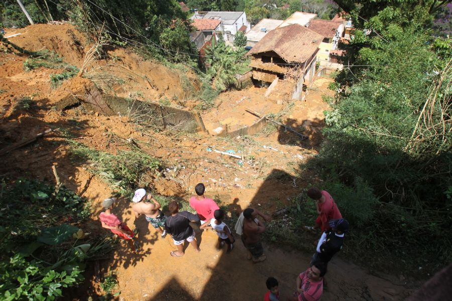 Deslizamento de terra no bairro de Santa Cecilia, em Teresópolis, após fortes chuvas que atingiram a região Serrana / Tasso Marcelo/AE
