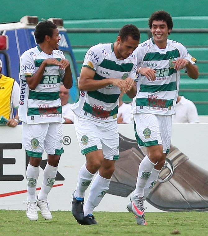 Jogadores do Guarani comemoram: no G4 / Cesar Greco/Fotoarena/AE