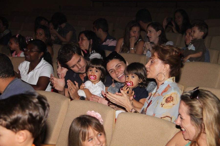 Giovanna Antonelli leva a família ao teatro / Daniel Delmiro/AgNews