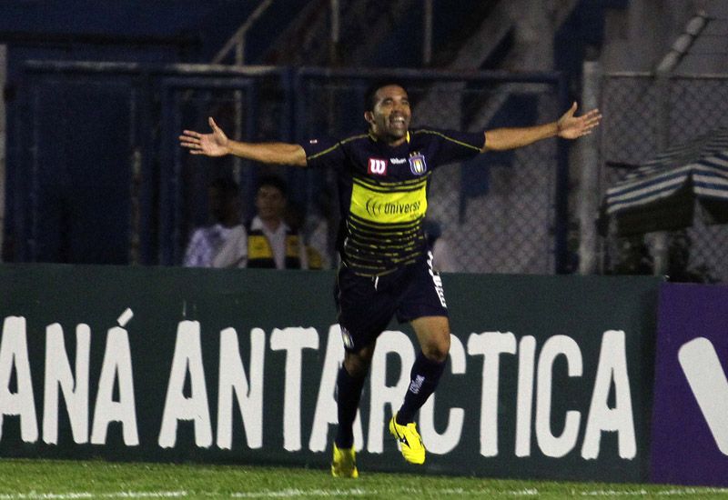 Geovane comemora gol sobre o Santos / Thales Stadler/ABCDigipress/AE