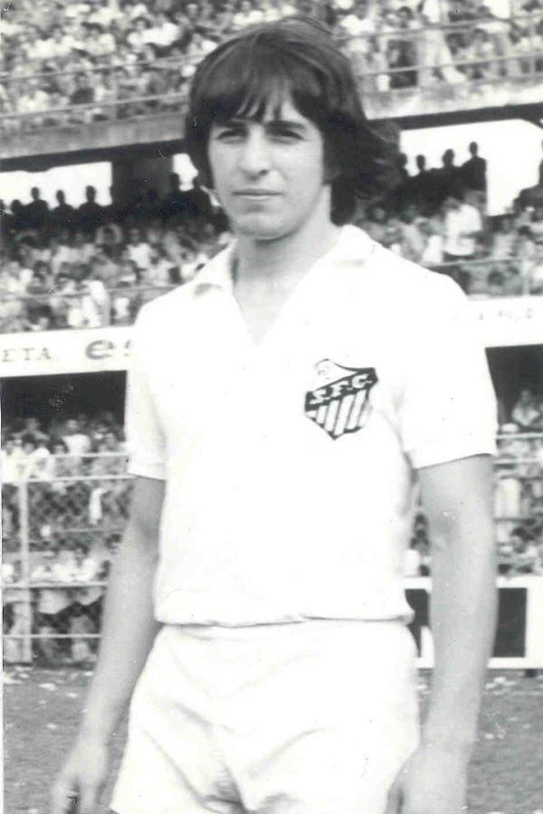 Nilton Batata chegou ao Santos em 1976 e permaneceu no clube até 1980. Era ponta direita da equipe campeã paulista de 78 e que foi batizada de “Meninos da Vila” pelo técnico Chico Formiga