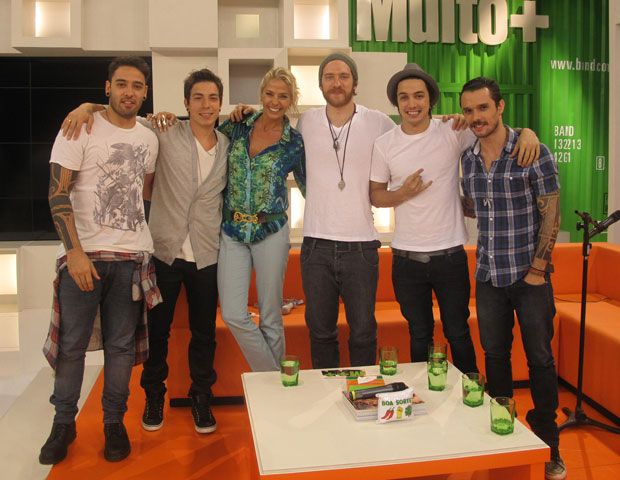 Adriane Galisteu posa no meio da banda