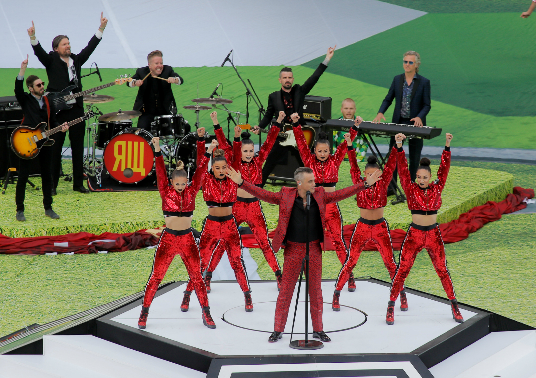 O cantor Robbie Williams se apresentou ao lado de bailarinas
