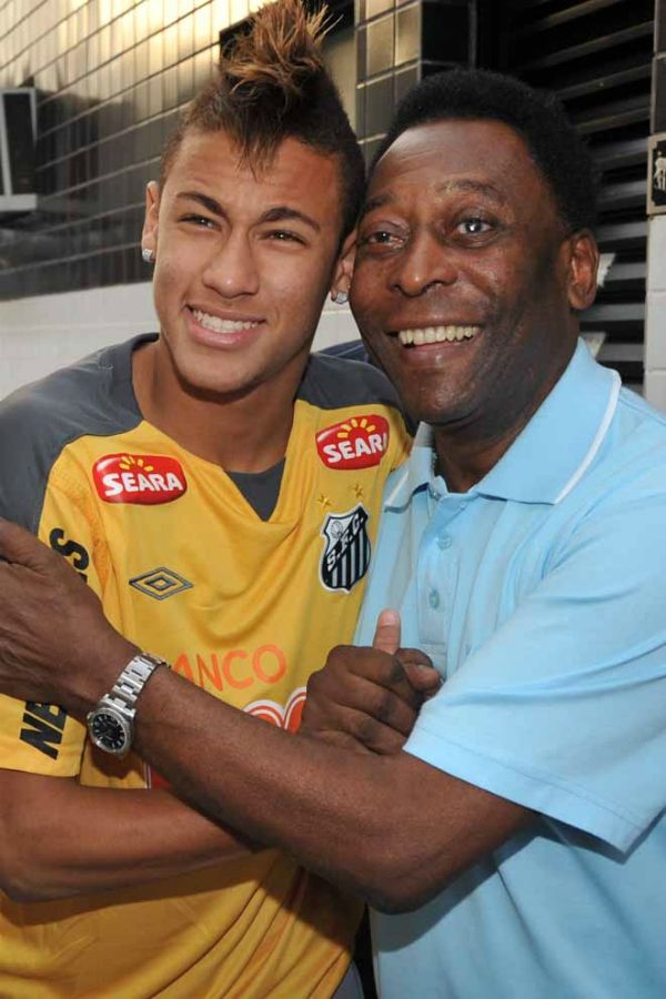 Pelé ao lado de Neymar: Rei crê que santista só precisa amadurecer / Divulgação Santos FC