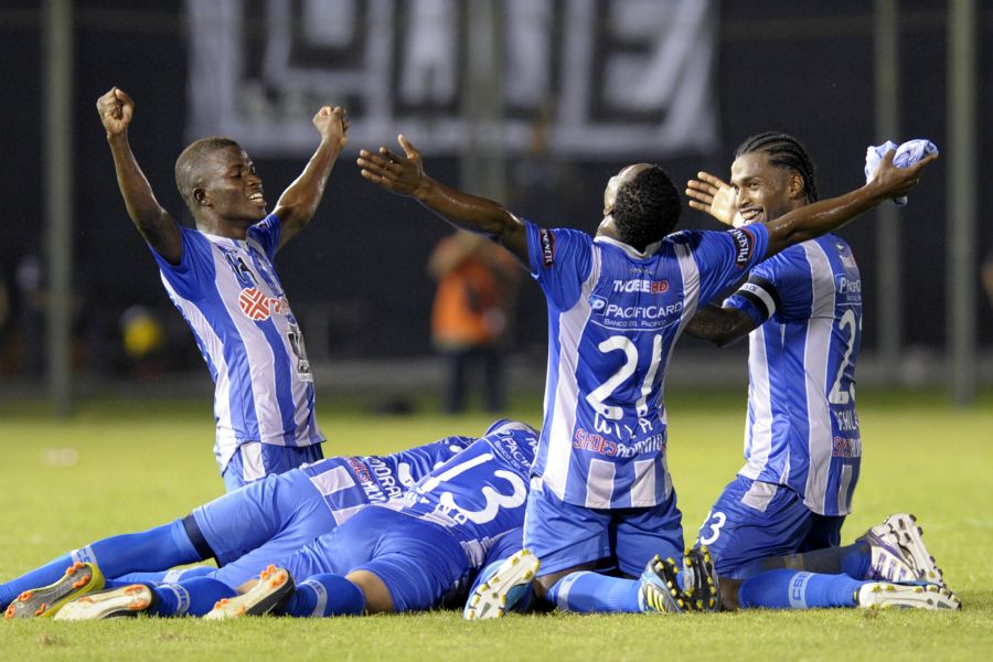 Jogadores do Emelec comemoram a classificação no Grupo 2 da Libertadores / Norberto Duarte/AFP