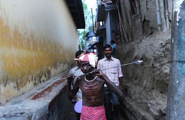 Seita hindu acredita que dor deve ser suportada