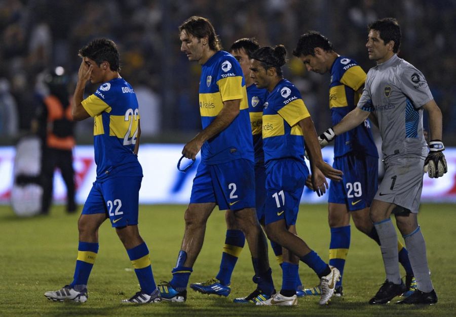 Jogadores do Boca lamentam derrota. Do lado de fora do estádio, briga / Alejandro Pagni/AFP