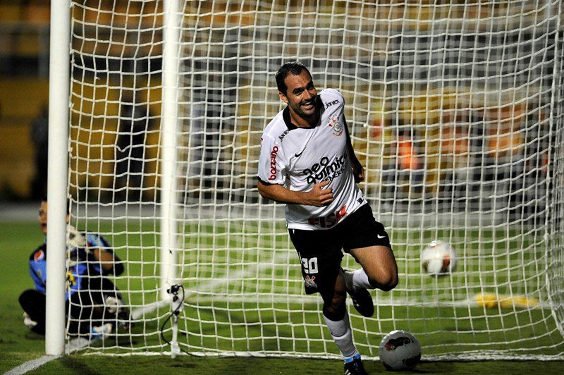 Danilo comemora gol na vitória do Corinthians diante do Deportivo Táchira por 6 a 0, no Pacaembu / NELSON ALMEIDA/AFP 