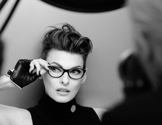 Linda Evangelista é o novo rosto da linha de óculos da Chanel 