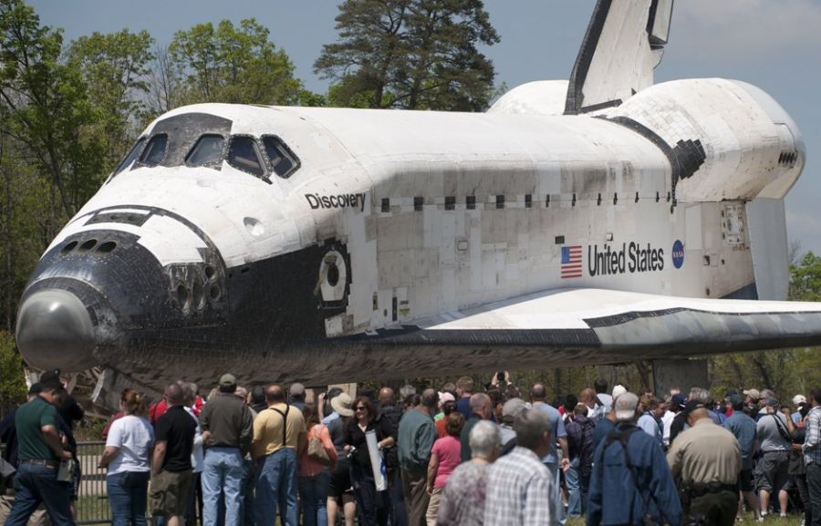 Ex-tripulantes do Discovery também estiveram presentes em Chantilly, na Virginia, para inaugurar exposição do ônibus espacial / Saul LOEB/ AFP PHOTO 