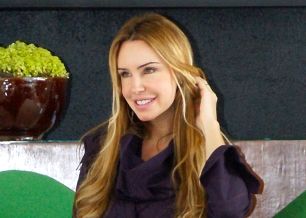 Ela comanda tudo / 