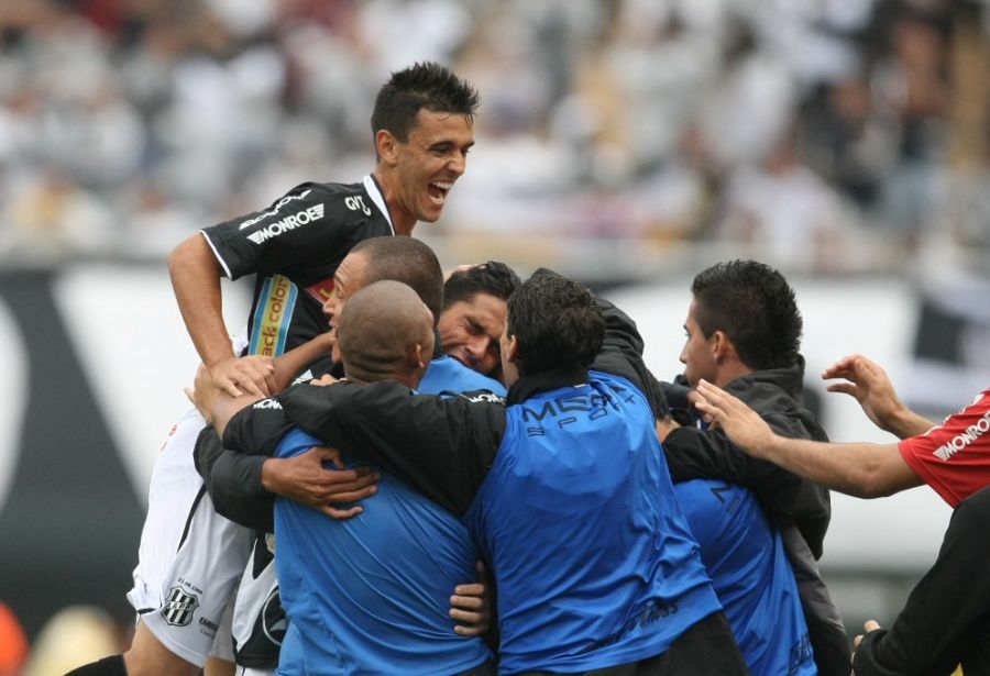 Jogadores da Ponte vibram após um dos gols da Macaca / Alex Silva/AE